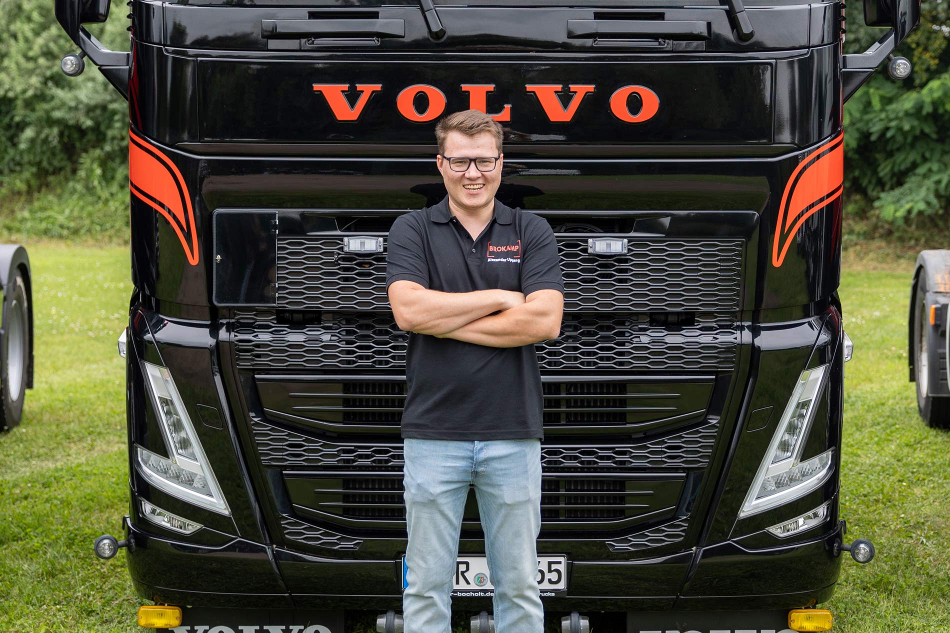 Alexander ist Trucker aus Leidenschaft. Er und seine 500PS starke Zugmaschine machen Deutschlands Straßen unsicher und sind ein wahrer Hingucker. 