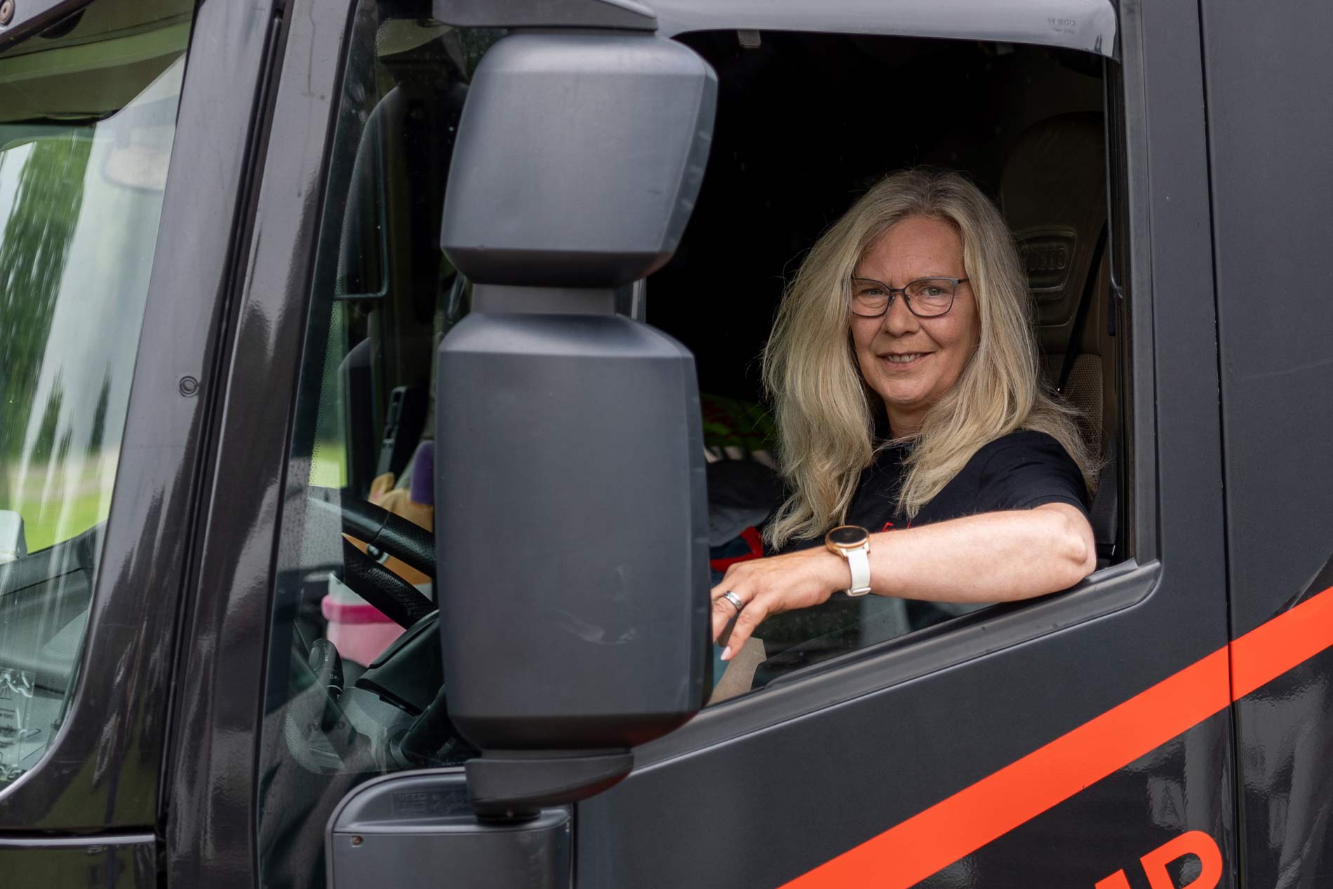 Als erfahrene Truckerin zeigt Sie den Männern, wo es langgeht. Der 40-Tonner ist Ihr Büro und die Straße ist ihr zu Hause. 